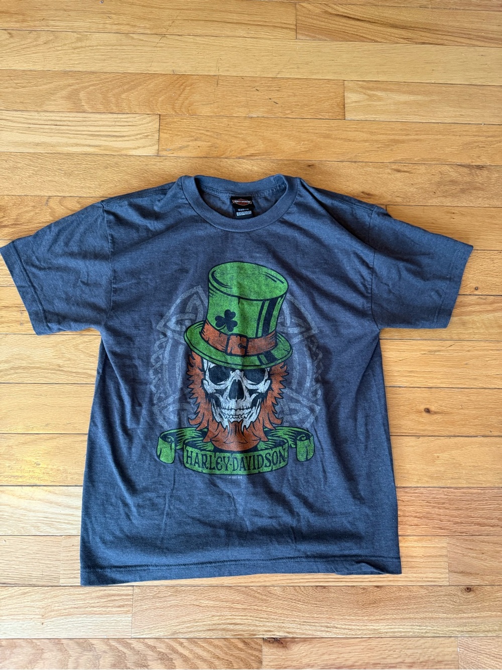 Harley-Davidson Gray Tee with Green Top Hat Skull Graphic